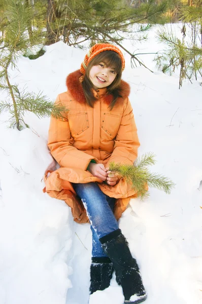 A menina senta-se em uma deriva de neve — Fotografia de Stock
