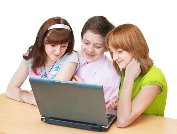 Ученики развлекаются на ноутбуке — стоковое фото