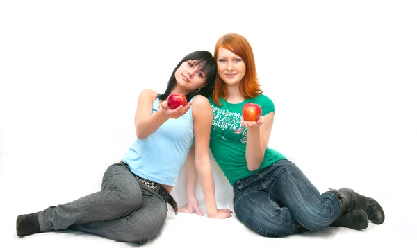 Duas meninas com maçãs — Fotografia de Stock