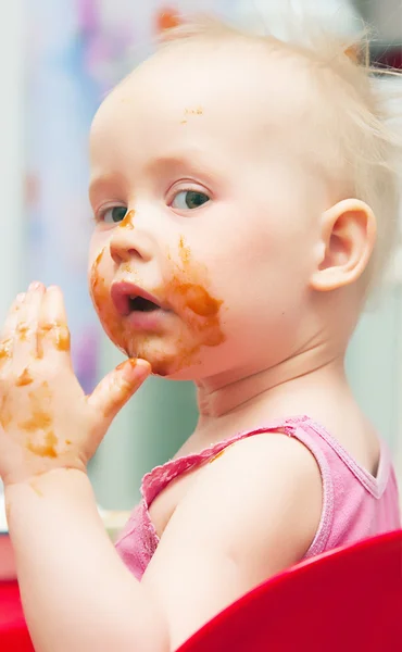 Das kleine Mädchen aß unabhängig voneinander — Stockfoto