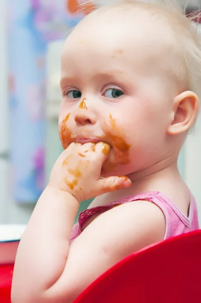 Küçük kız bağımsız olarak yedim — Stok fotoğraf