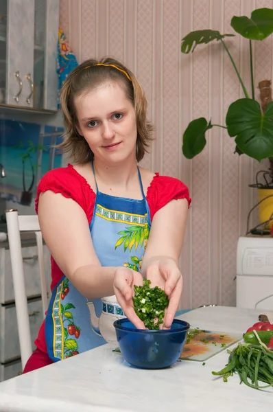 Mulher fazendo salada vegetariana vegetal — Fotografia de Stock