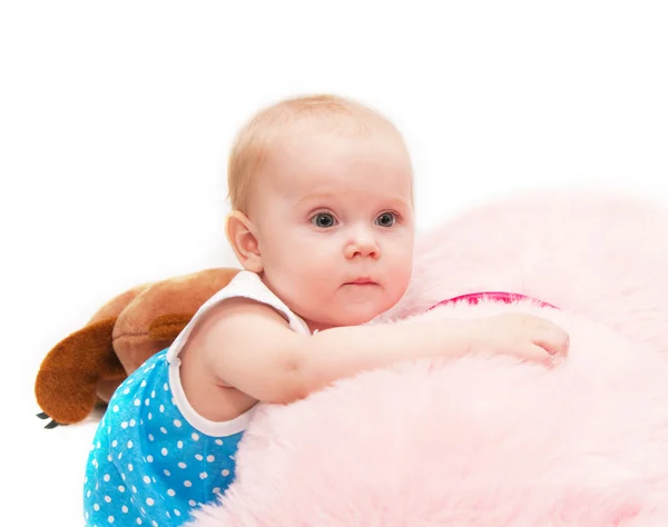Het kleine meisje met een beer — Stockfoto