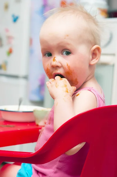 Das kleine Mädchen aß unabhängig voneinander — Stockfoto