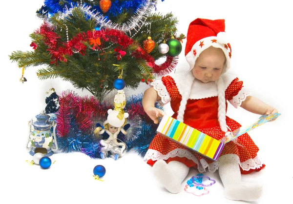 Маленькая девочка с рождественскими подарками — стоковое фото