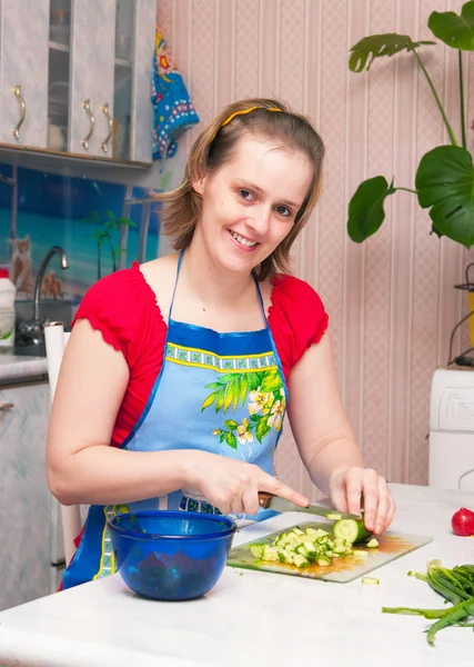 Ung kvinna att göra vegetarisk sallad — Stockfoto