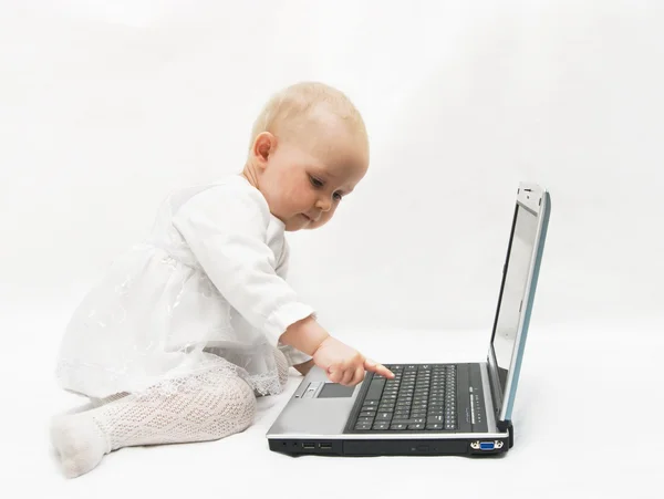 Den lilla flickan med den bärbara datorn — Stockfoto