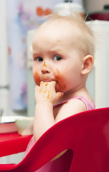 A menina comeu independentemente — Fotografia de Stock