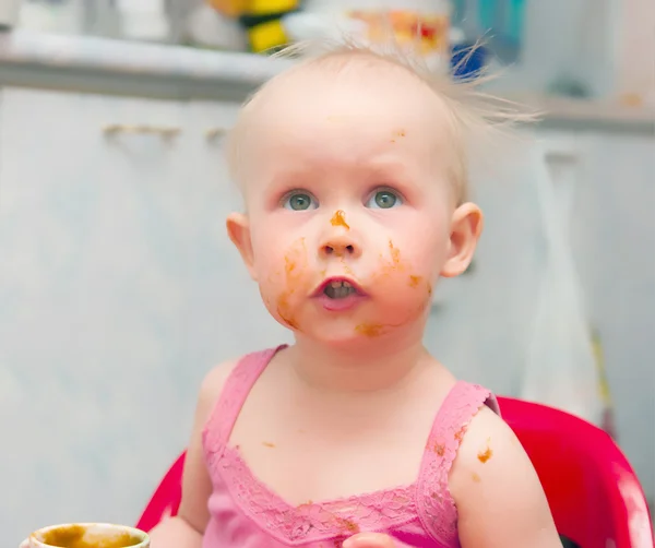 Malá dívka jedla nezávisle — Stock fotografie