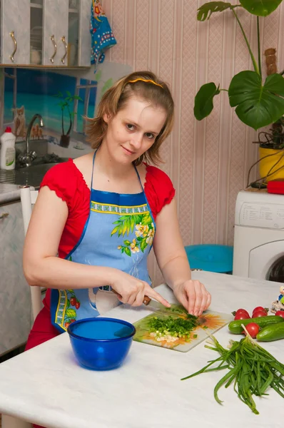 Женщина делает вегетарианский овощной салат — стоковое фото