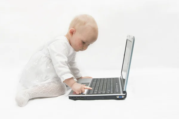 Dizüstü bilgisayar ile küçük kız — Stok fotoğraf
