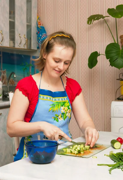 Жінка робить вегетаріанський овочевий салат — стокове фото