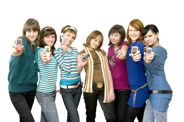 Gruppo di ragazze che mostrano i telefoni cellulari — Foto Stock