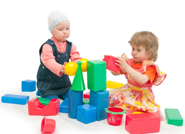 Duas crianças brincam com cubos — Fotografia de Stock