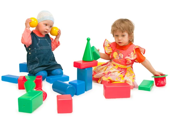Duas crianças brincam com cubos — Fotografia de Stock