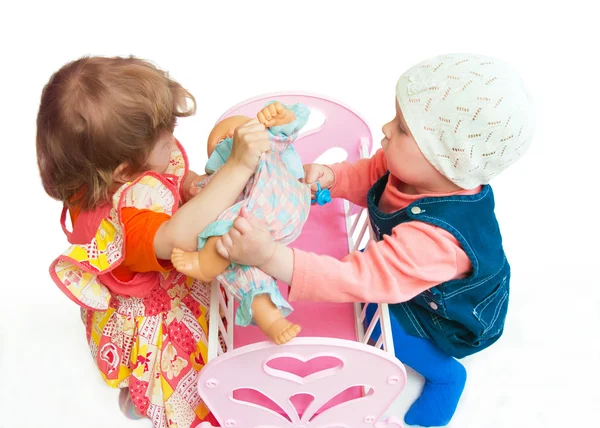 Δύο κοριτσάκια χωρίζουν μια κούκλα — Φωτογραφία Αρχείου