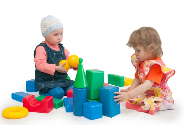 Dos niños juegan cubos — Foto de Stock
