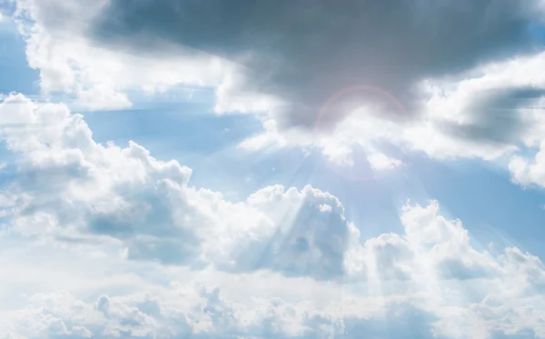 Vigas solares fazendo o caminho através da nuvem — Fotografia de Stock