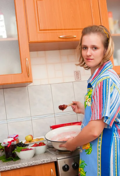La femme cuisine de la confiture — Photo