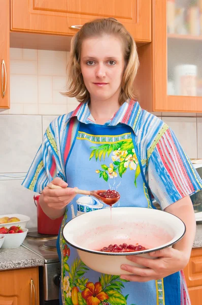 Žena vaří jam — Stock fotografie