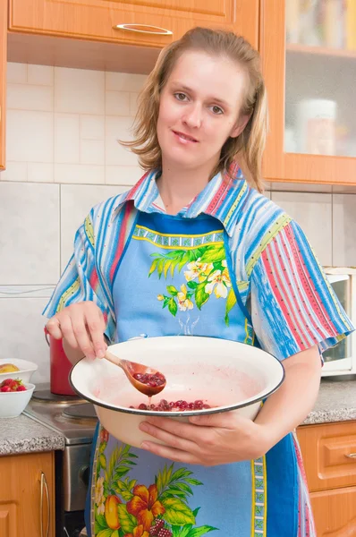 Женщина готовит варенье. — стоковое фото