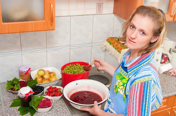 Žena vaří jam — Stock fotografie