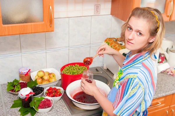 Женщина готовит варенье — стоковое фото