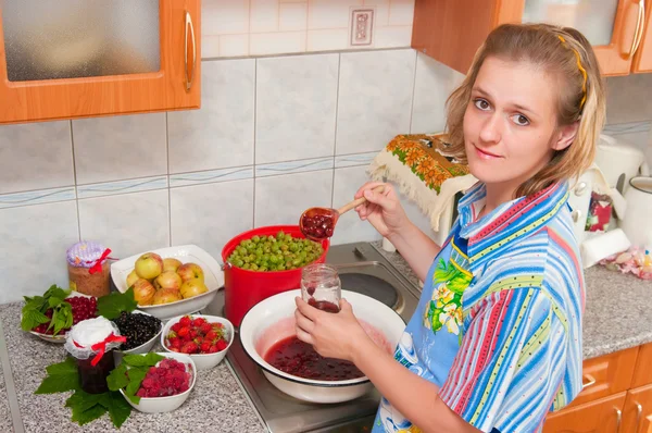 Женщина готовит варенье. — стоковое фото