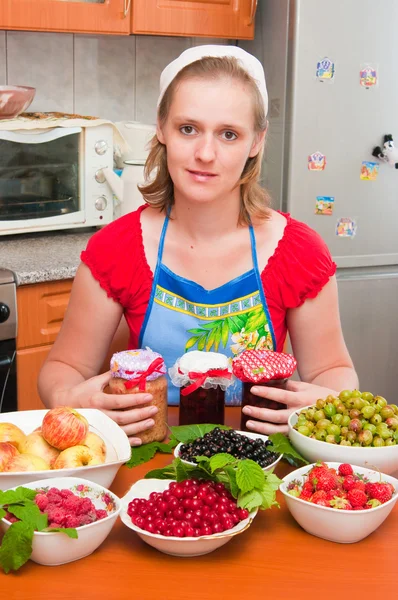 A mulher cozinha engarrafamento — Fotografia de Stock