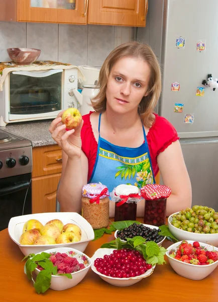 Kobieta gotuje dżem — Zdjęcie stockowe