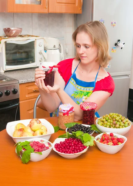 A mulher cozinha engarrafamento — Fotografia de Stock