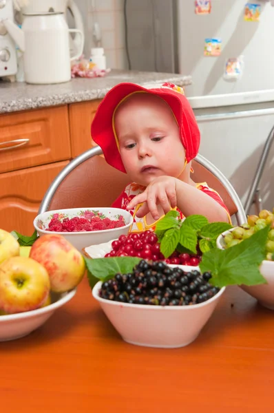 小女孩吃浆果 — 图库照片