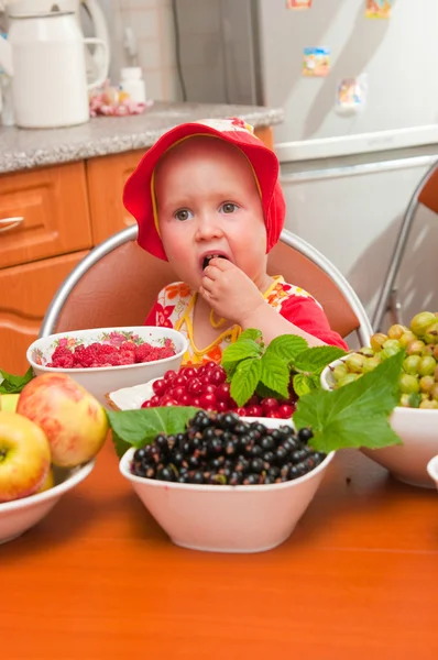 Dziewczynka zjada jagody — Zdjęcie stockowe