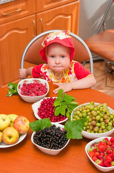 La bambina mangia una bacca — Foto Stock