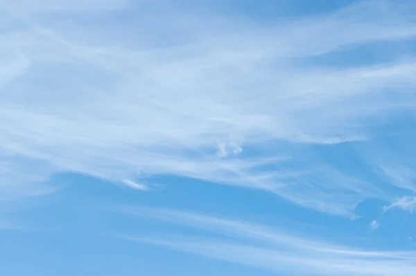 Na obloze. abstraktní modré pozadí — Stock fotografie