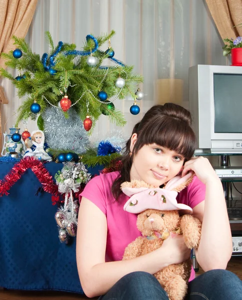 Das Mädchen träumt von einem Weihnachtsgeschenk — Stockfoto