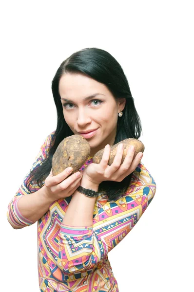 Flickan med en rå potatis i händer! — Stockfoto