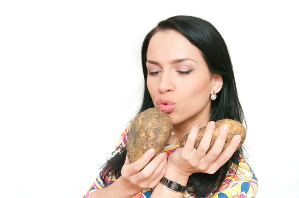 La chica con una patata cruda en las manos ! —  Fotos de Stock
