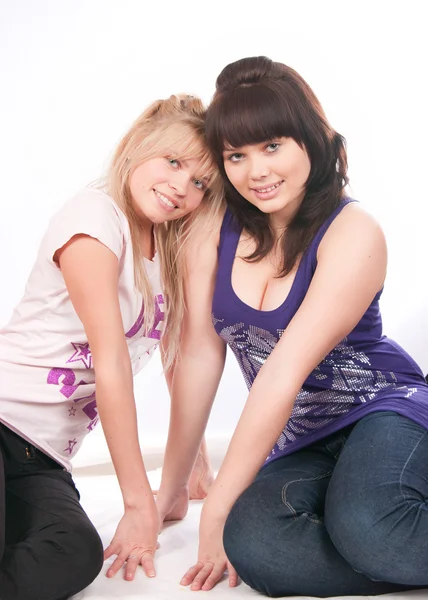 Het beeld van de twee meisjes van vriendinnen — Stockfoto