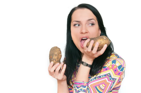 Dívka s primitivní brambor v rukou! — Stock fotografie