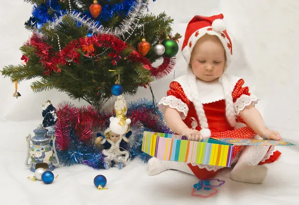 Das kleine Mädchen mit den Weihnachtsgeschenken — Stockfoto