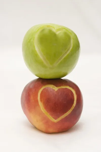 Яблоки с сердцами — стоковое фото