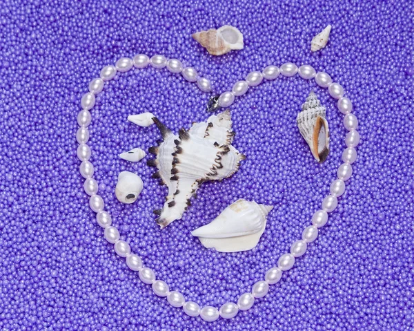 Cuore da perle su sfondo lilla — Foto Stock