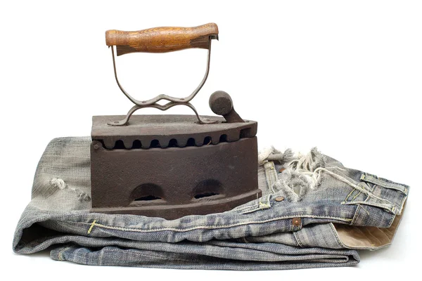 Vecchio ferro piatto con jeans vintage — Foto Stock