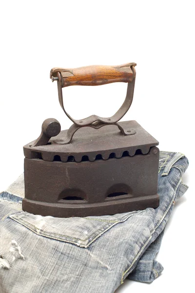 Vecchio ferro piatto con jeans vintage — Foto Stock