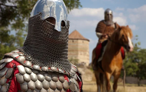 Cavaleiro europeu medieval no castelo — Fotografia de Stock