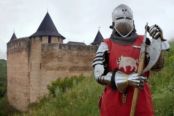 Caballero medieval en el castillo — Foto de Stock