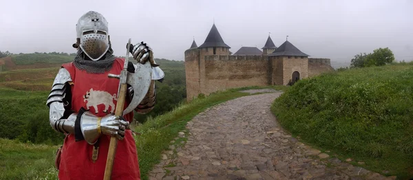 Средневековый рыцарь в замке — стоковое фото