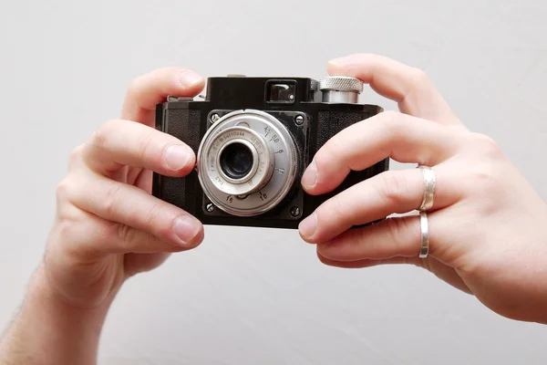 Eski bir kamera tutan eller — Stok fotoğraf