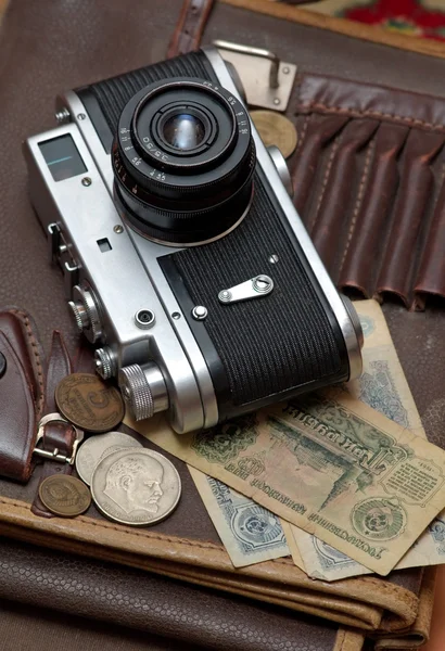 Alte sowjetische Filmkamera und Geld — Stockfoto